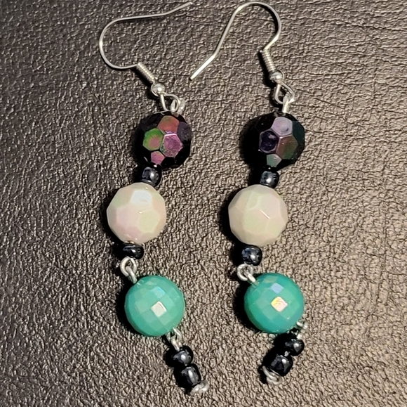 Iridescent Bracelet and Earrings Set - Picture 14 of 15